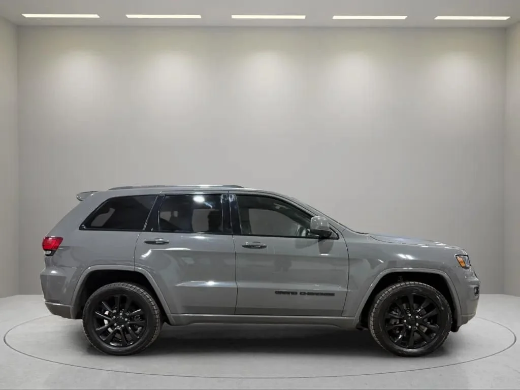 Used 2021 Sting-Gray Clearcoat Jeep Laredo X image 7