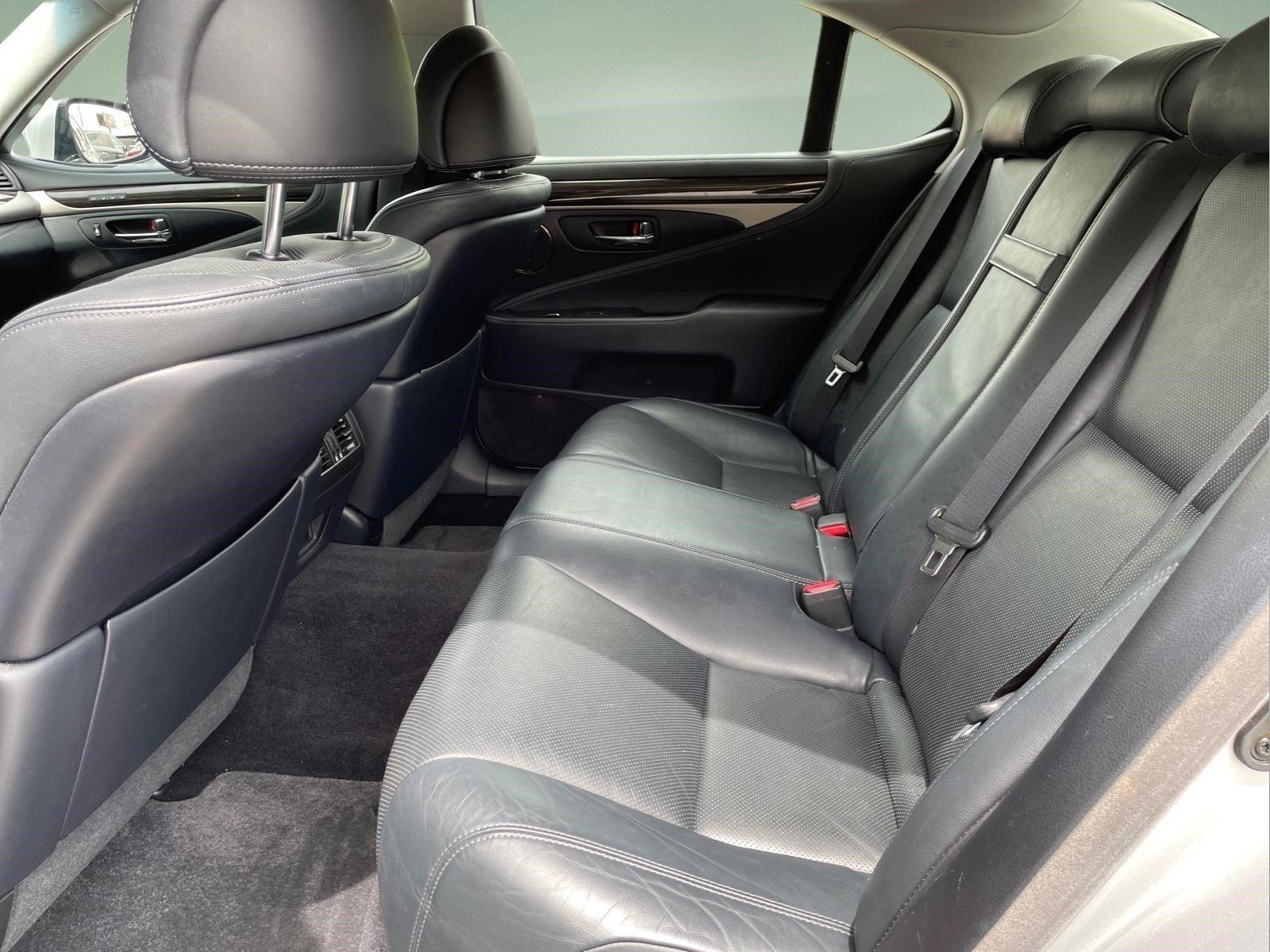 Used 2015 Liquid Platinum Lexus  image 12