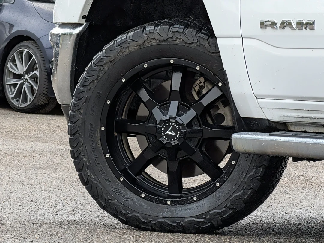 Used 2023 White RAM Big Horn - - 4x4 - 3.6L Pentastar V6 - Crew Cab - 12 Uconnect Display - Backup Camera & More! image 9