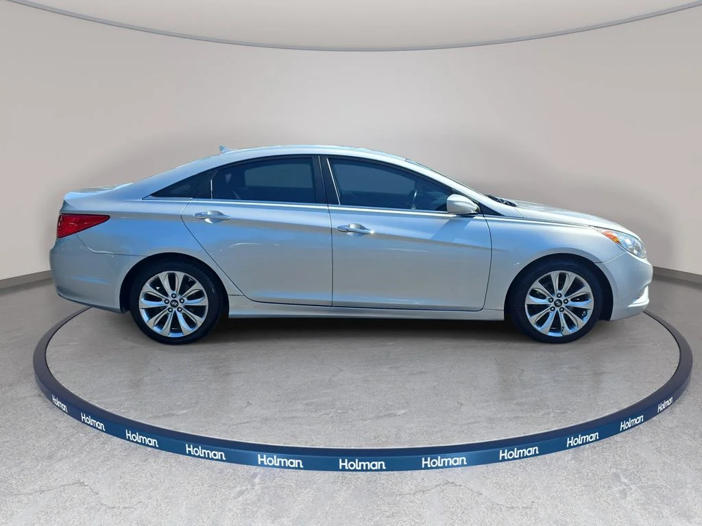Used 2011 Silver Hyundai SE image 5