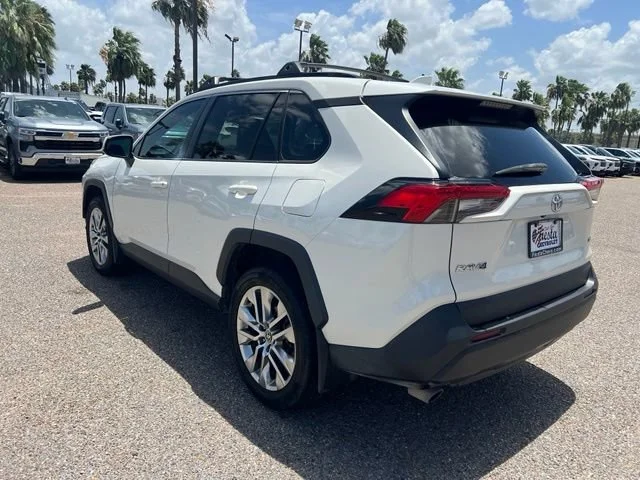 Used 2022 White Toyota XLE Premium image 5