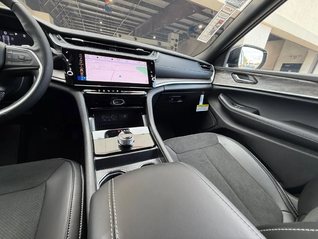 New 2027 White/off-white Jeep Laredo Altitude image 15