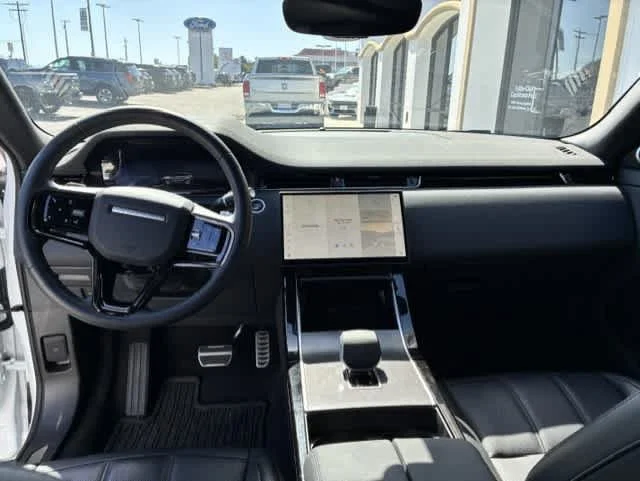 Used 2024  Land Rover Dynamic SE image 7