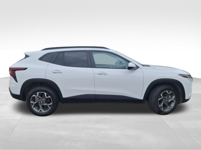 Used 2025 White Chevrolet LT image 8