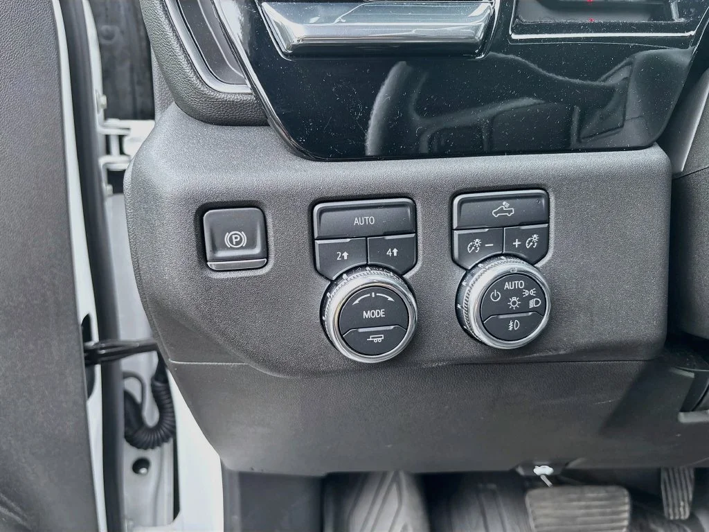 Used 2025 Summit White GMC Elevation image 34