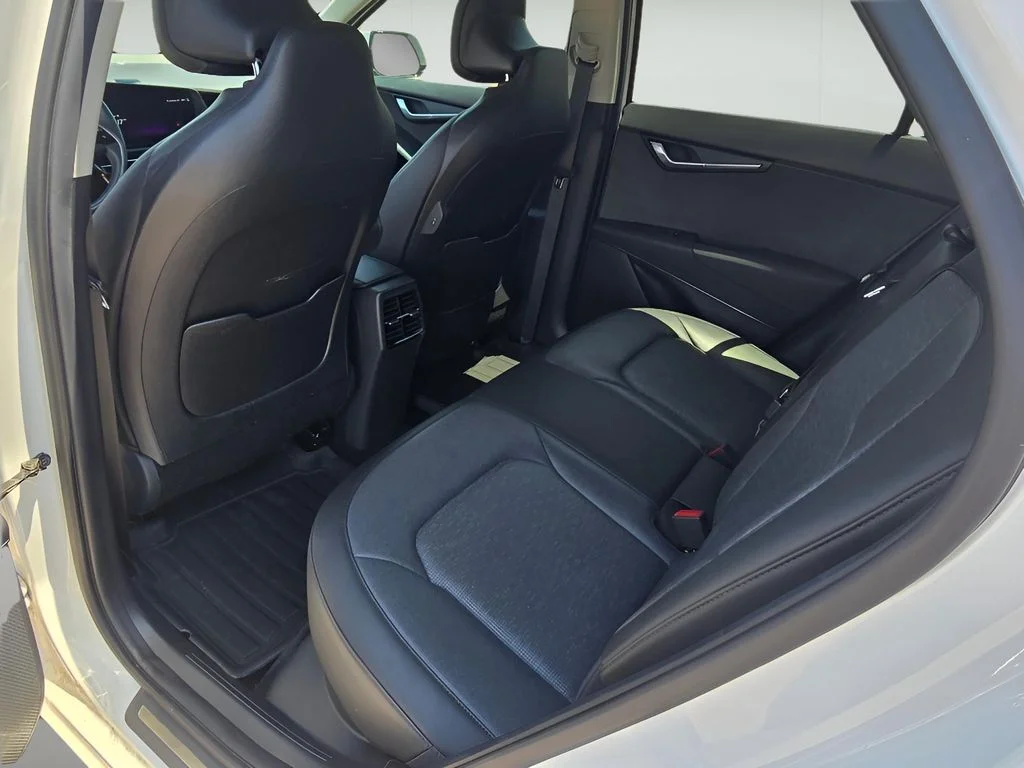 Used 2023 Snow White Pearl Kia Wave image 12