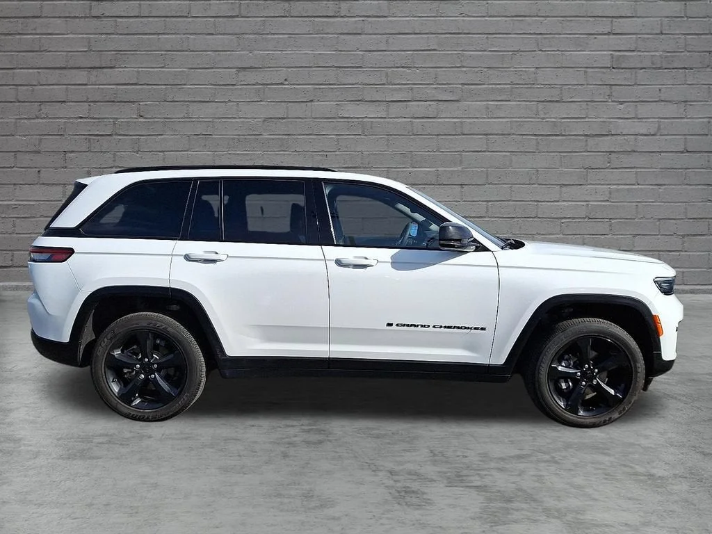 Used 2023 White Jeep Altitude 4x4 image 42