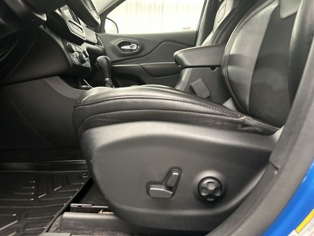 Used 2019 Blue Jeep Trailhawk image 18