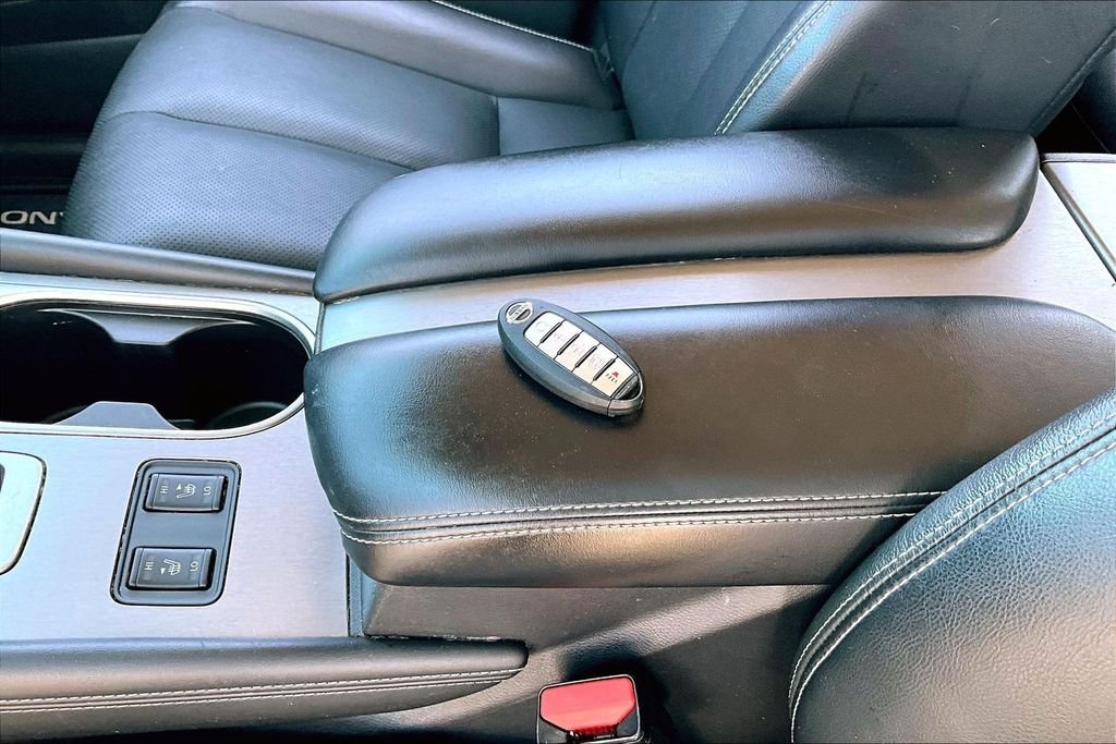 Used 2021 White Nissan SL image 10