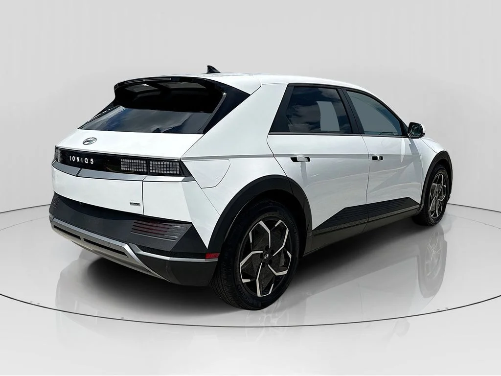 Used 2023 White Hyundai SE image 7