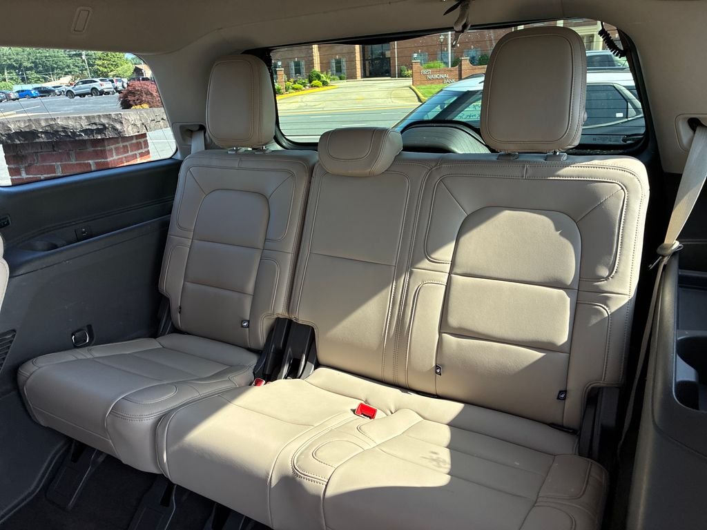 Used 2023 White Lincoln Standard image 17