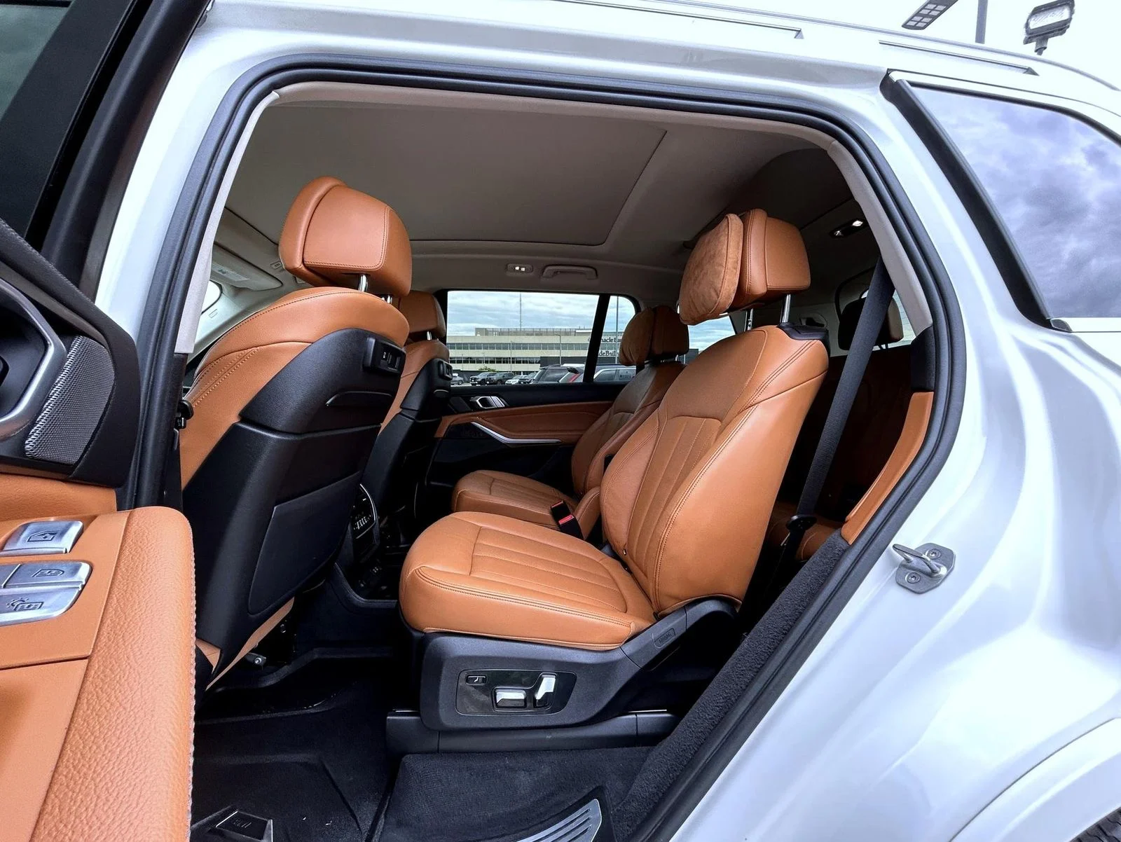 Used 2020 White BMW xDrive40i image 21