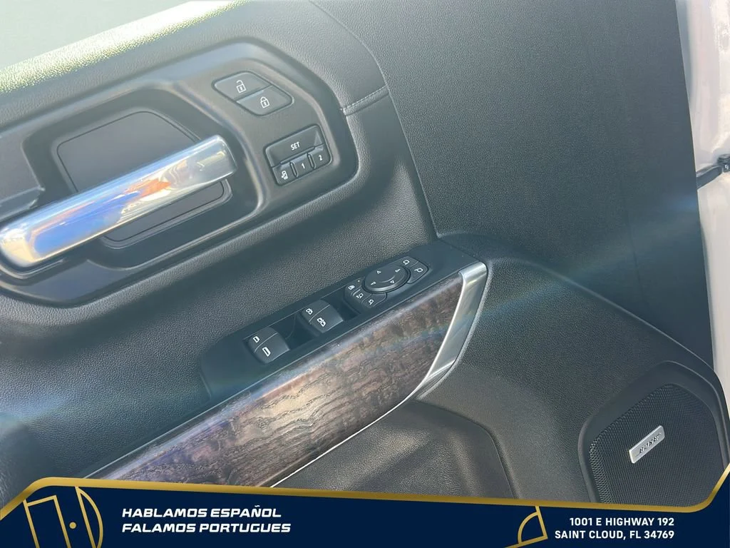 Used 2022 White Frost Tricoat GMC Denali image 11