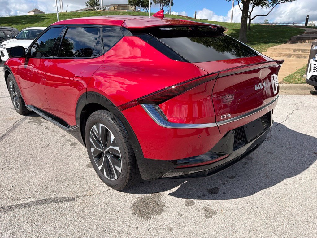 Used 2024 Red Kia Wind image 9