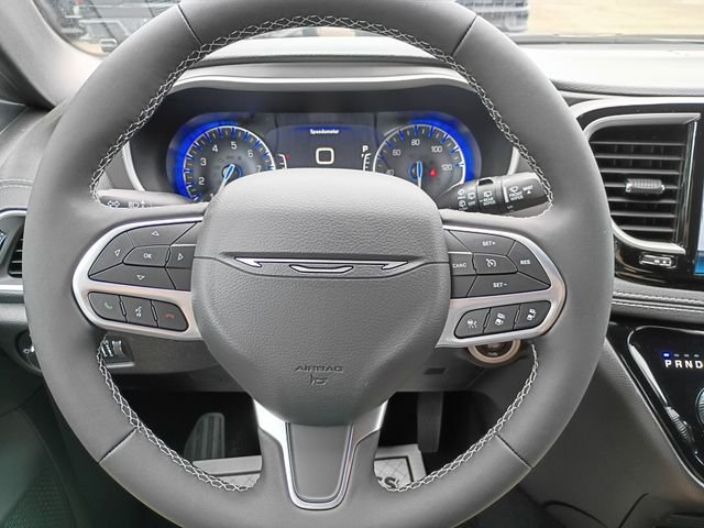 Used 2027 White Chrysler Select image 13
