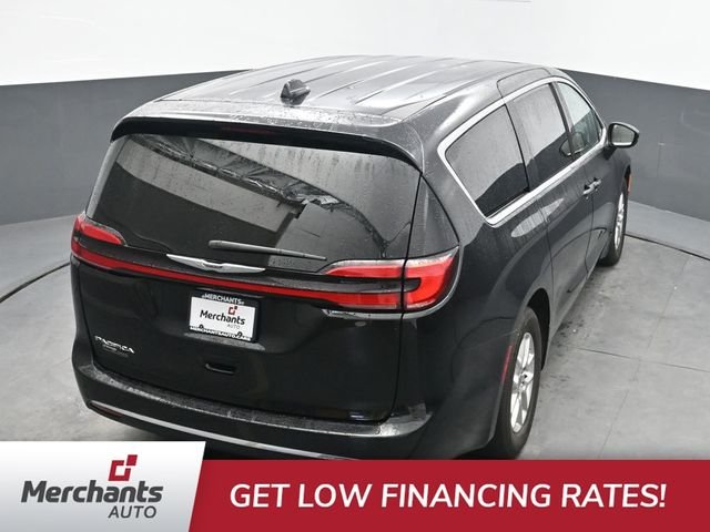 Used 2025 Black Chrysler Select image 39