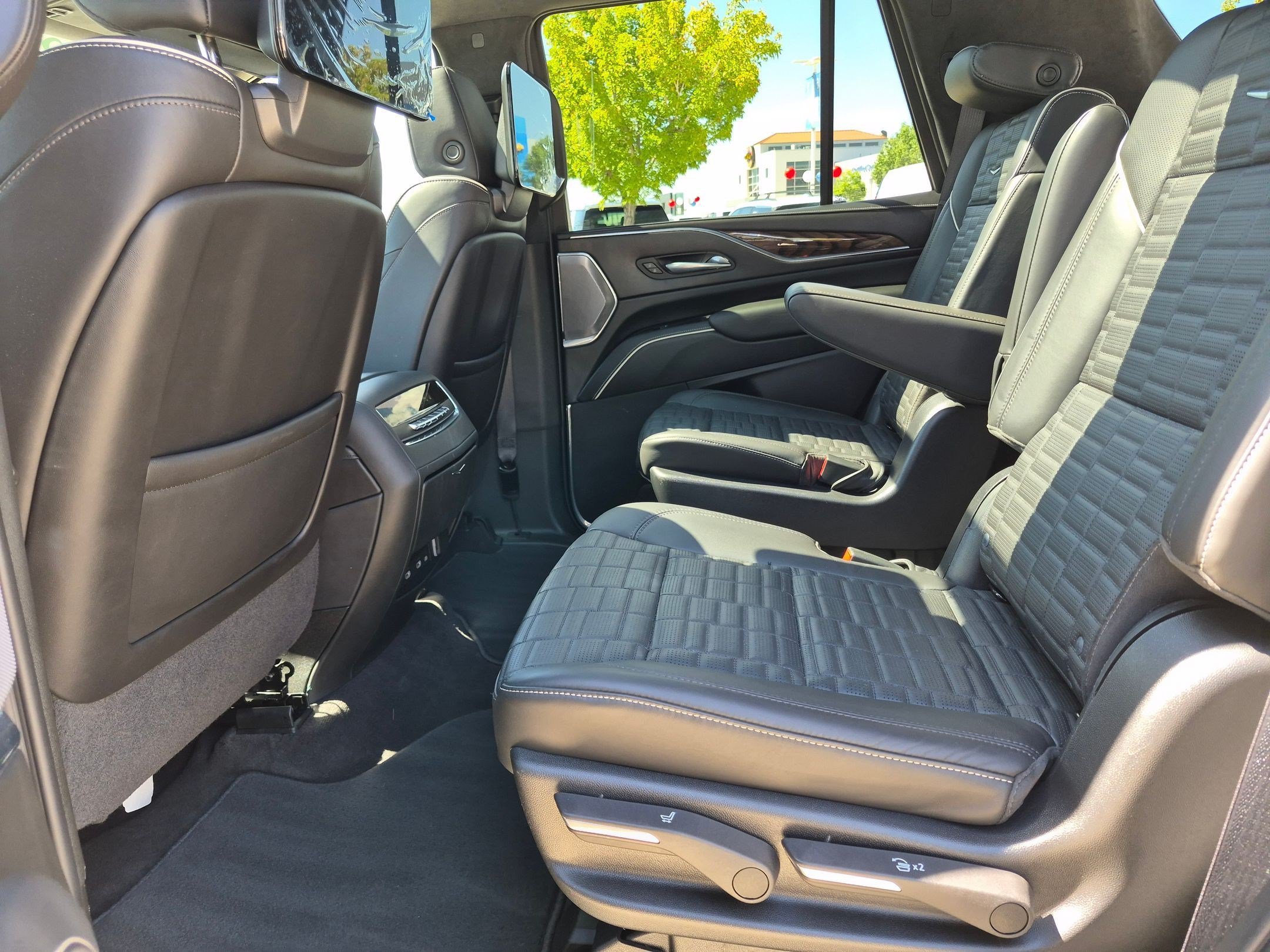 Used 2022 Crystal White Tricoat Cadillac Sport Platinum image 26
