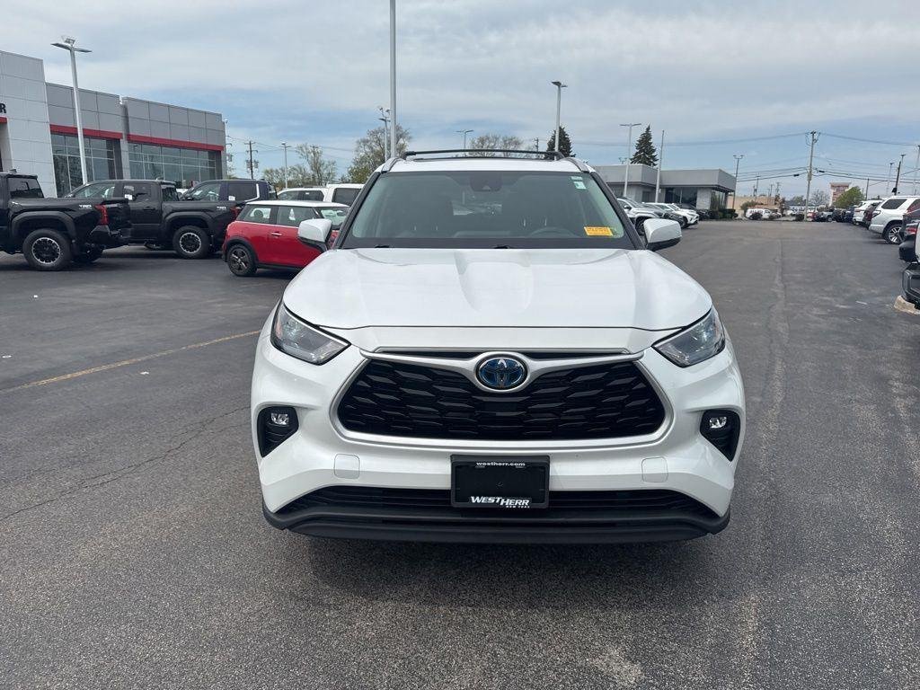 Used 2023 Pearl Toyota XLE image 4