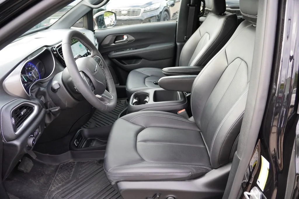 Used 2025 Diamond Black Crystal Pearlcoat Chrysler Select image 4