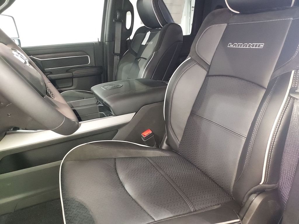 2026 RAM 3500 Laramie - Photo 17