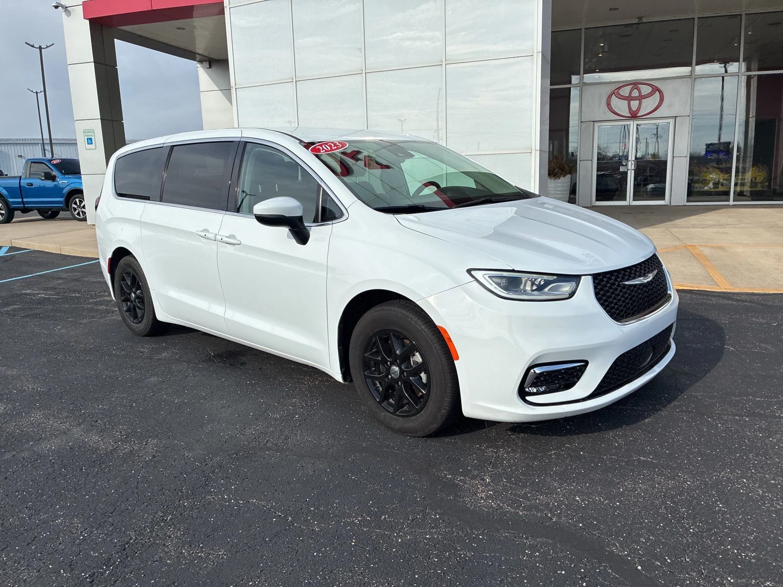 2023 Chrysler Pacifica Touring L's photo