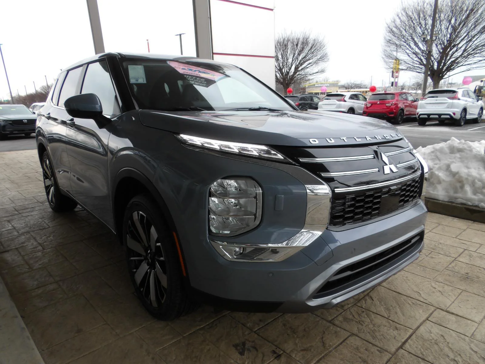New 2026 Graphite Gray Mitsubishi SE image 3