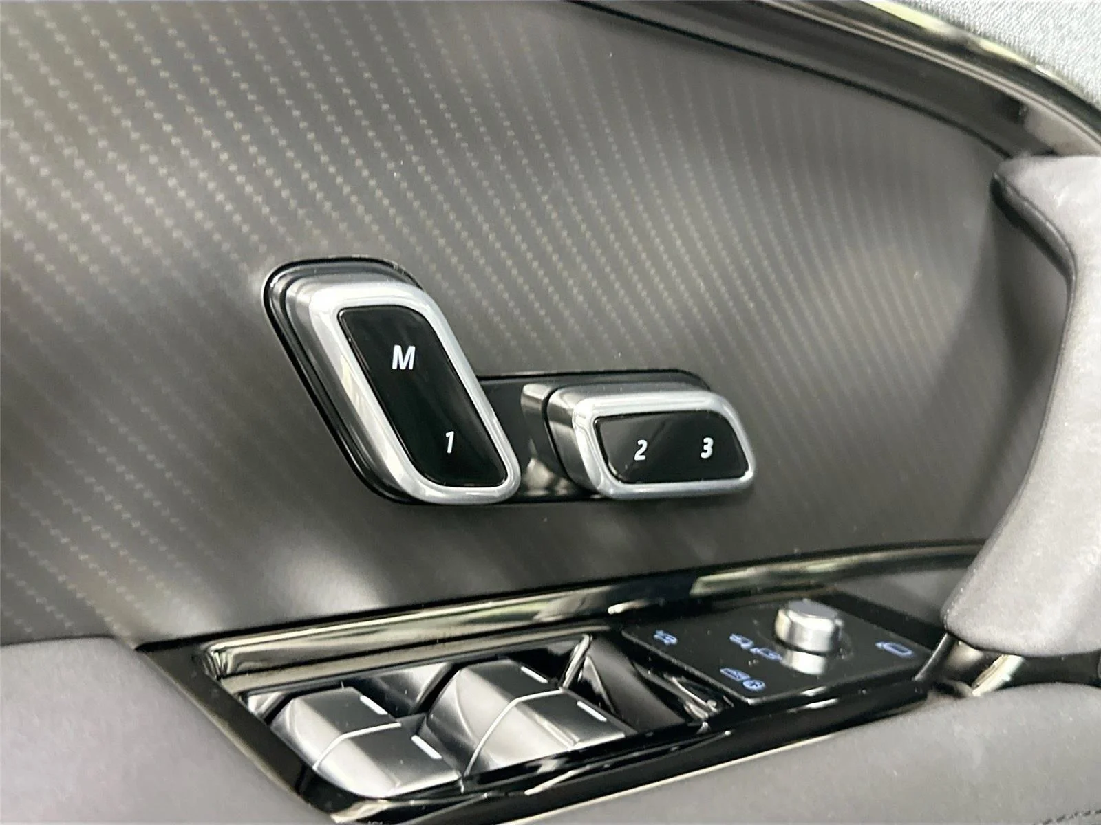 Used 2025 Blue (Dark) Land Rover SV Edition Two image 18