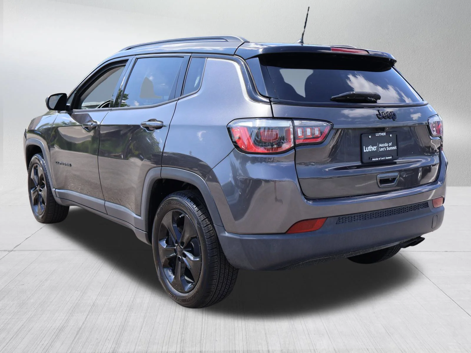 Used 2018 Granite Crystal Metallic Clearcoat Jeep Altitude image 5