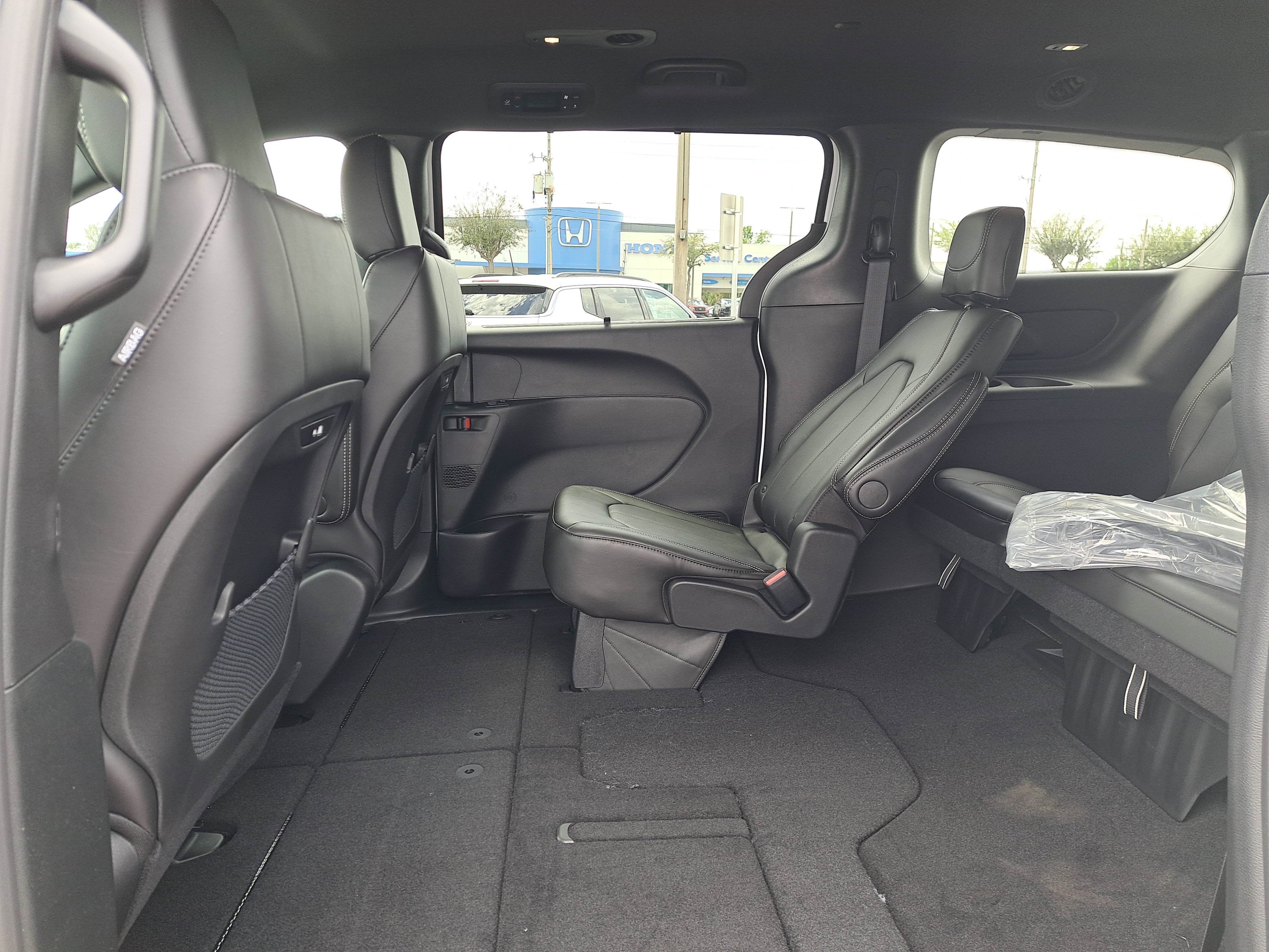 New 2026 Bright White Clear-Coat Exterior Paint Chrysler Select image 8