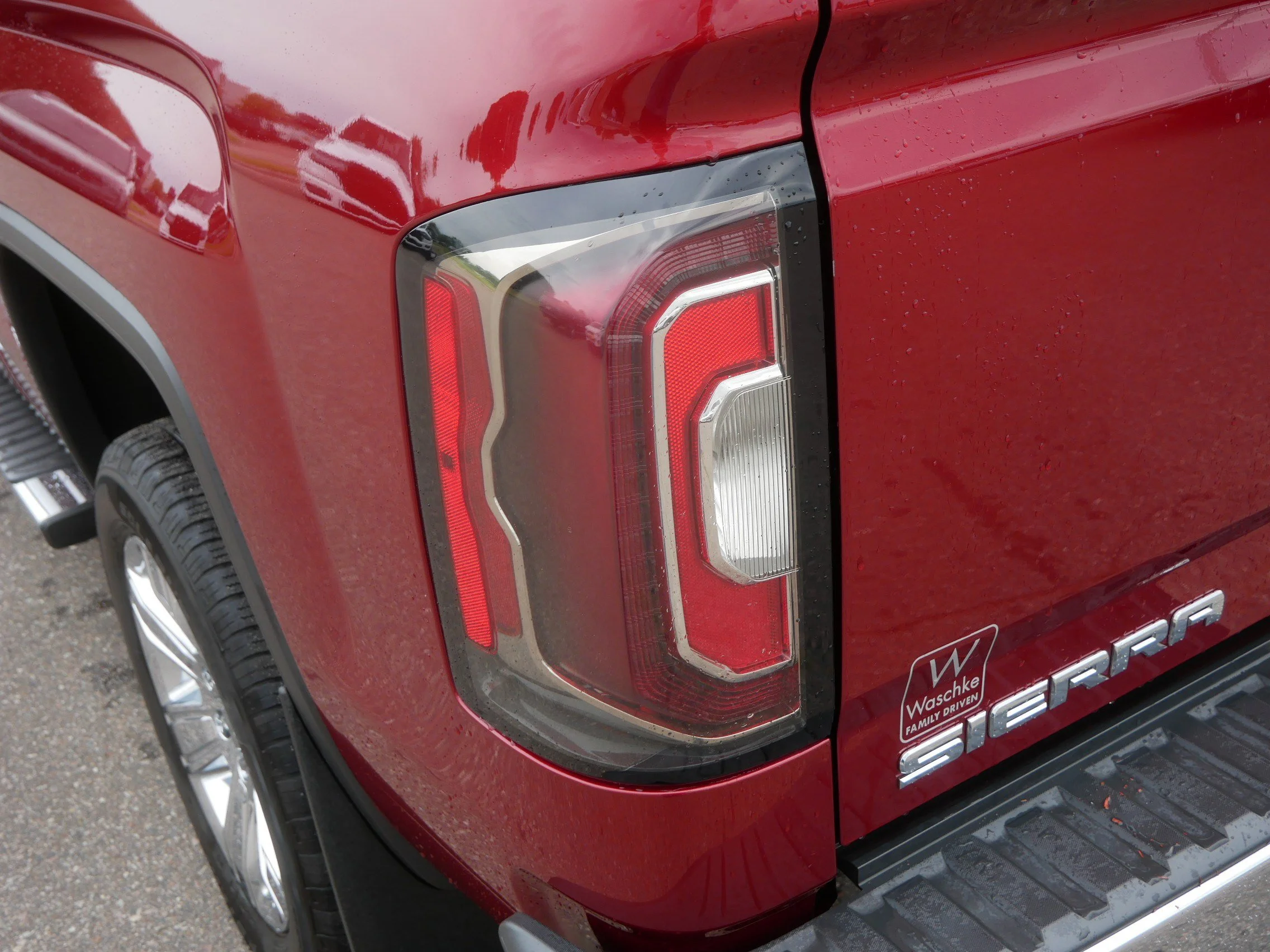 Used 2018 Red Quartz Tintcoat GMC SLT image 17