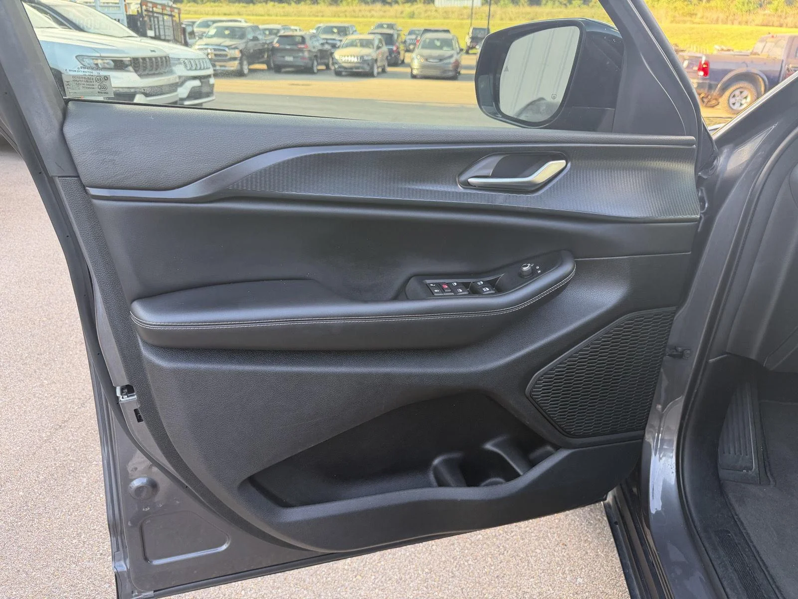 Used 2023 Baltic Gray Metallic Clearcoat Jeep Altitude image 17