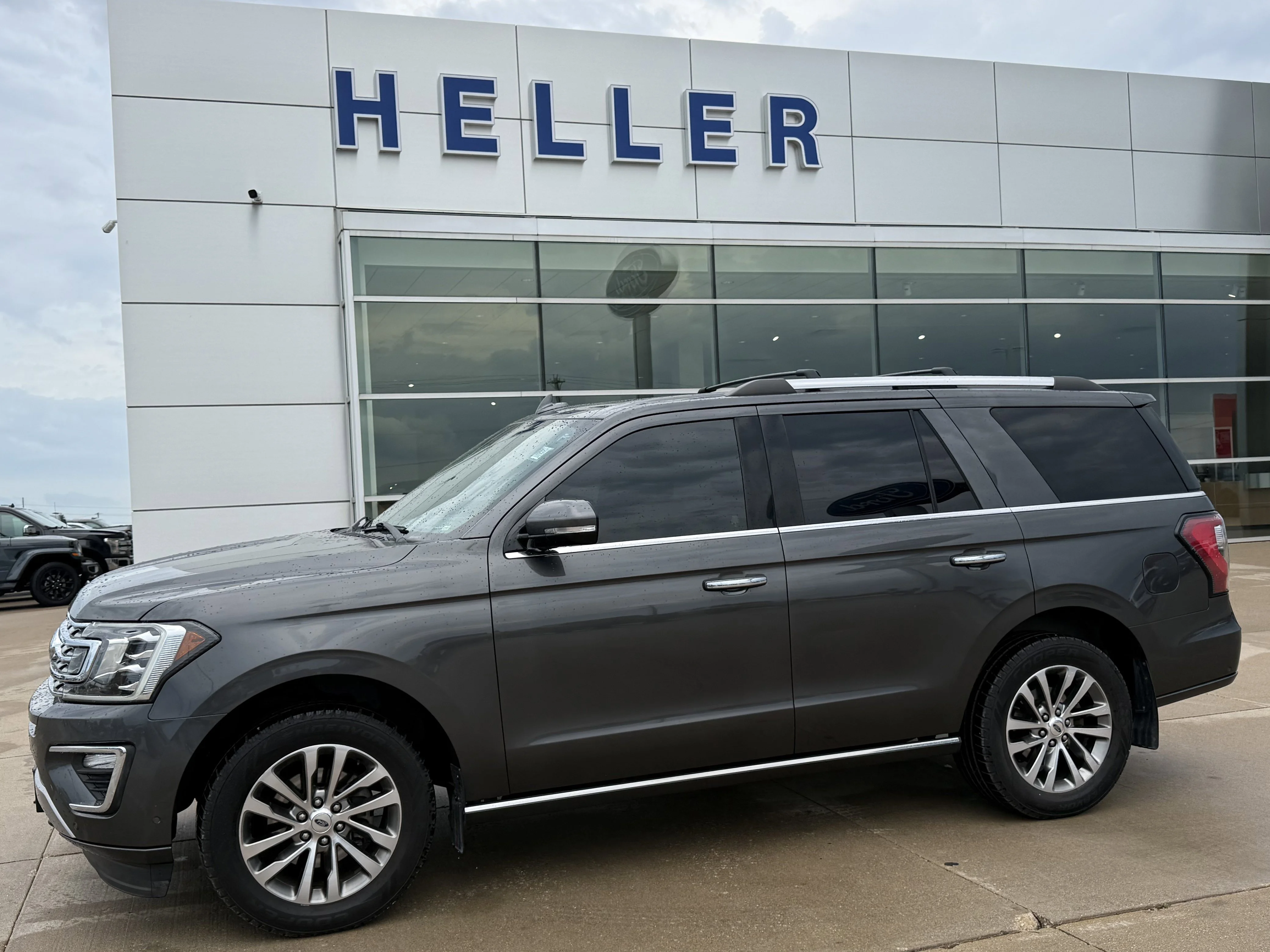 Used 2018 Magnetic Metallic Ford Limited image 3