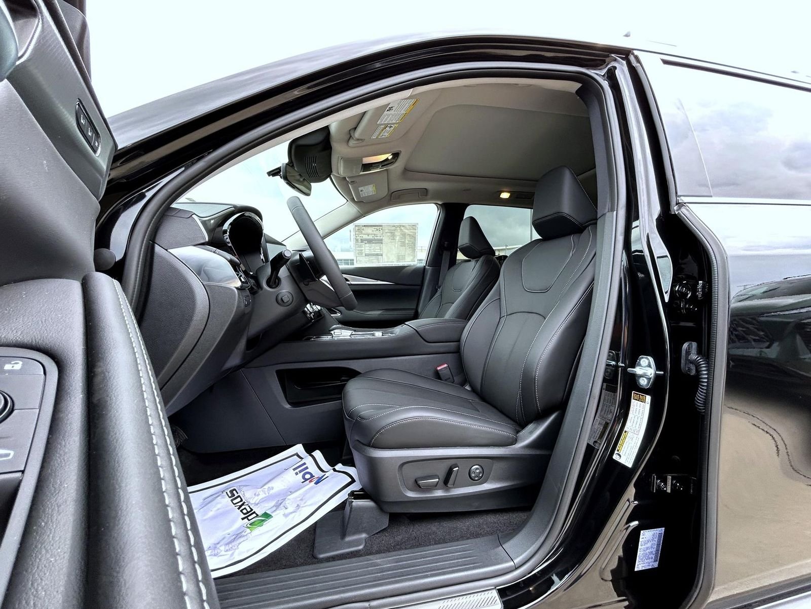New 2027 MINERAL BLACK INFINITI Luxe AWD image 10