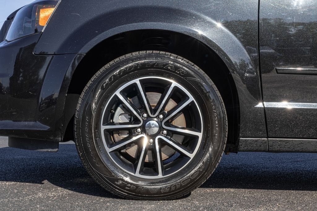 Used 2017 Black Dodge SXT image 36