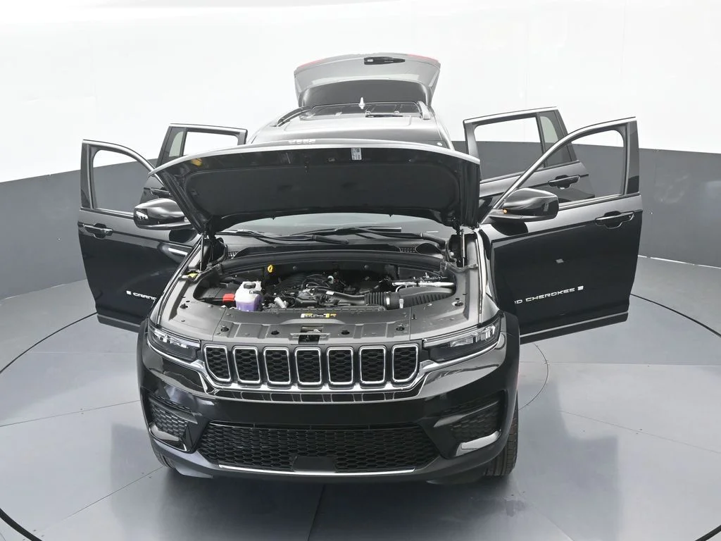 New 2026 Diamond Black Crystal Pearl-Coat Exterior Paint Jeep Laredo X image 69