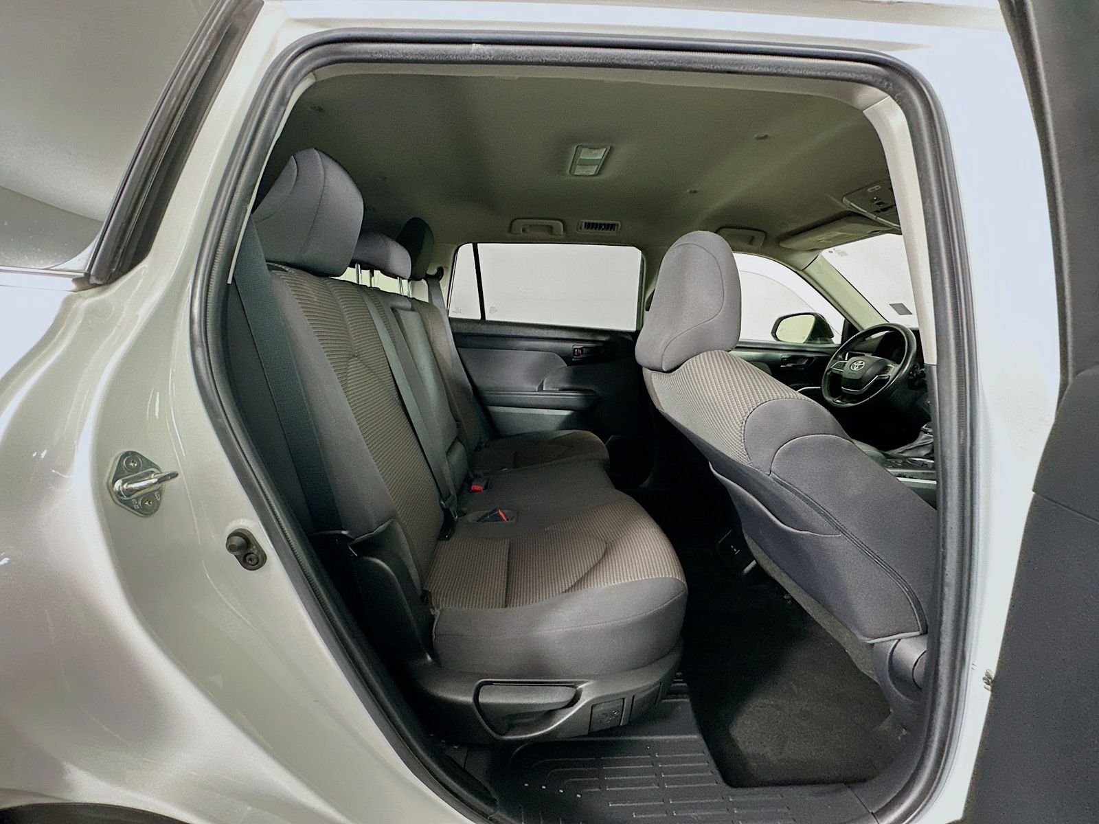Used 2022 Pearl Toyota LE image 28