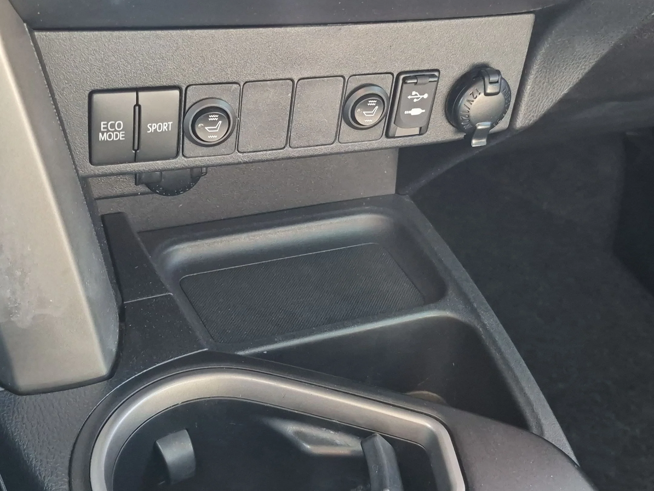 Used 2018 Silver Sky Metallic Toyota XLE image 22