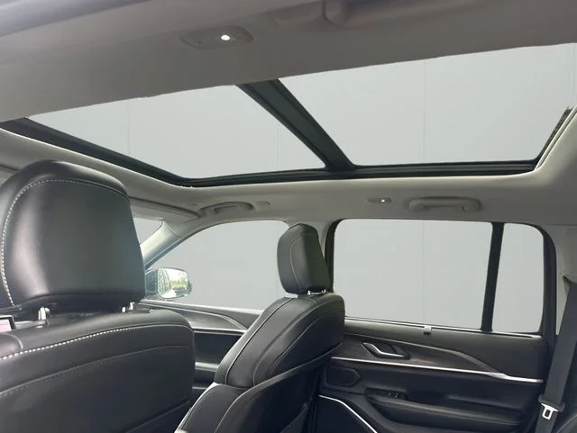 Used 2022 White Jeep 4xe image 32