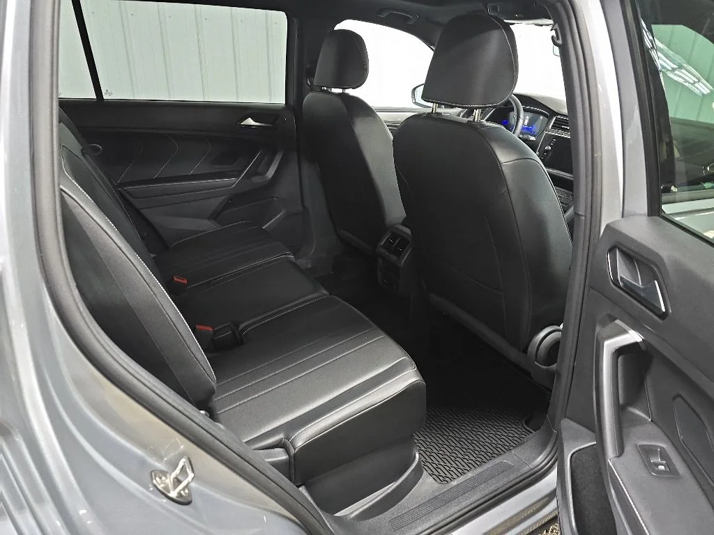 Used 2023 Silver Volkswagen 2.0T SE R-Line Black image 18