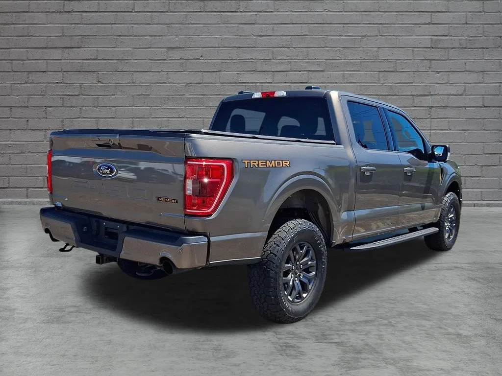 Used 2022  Ford XL image 11