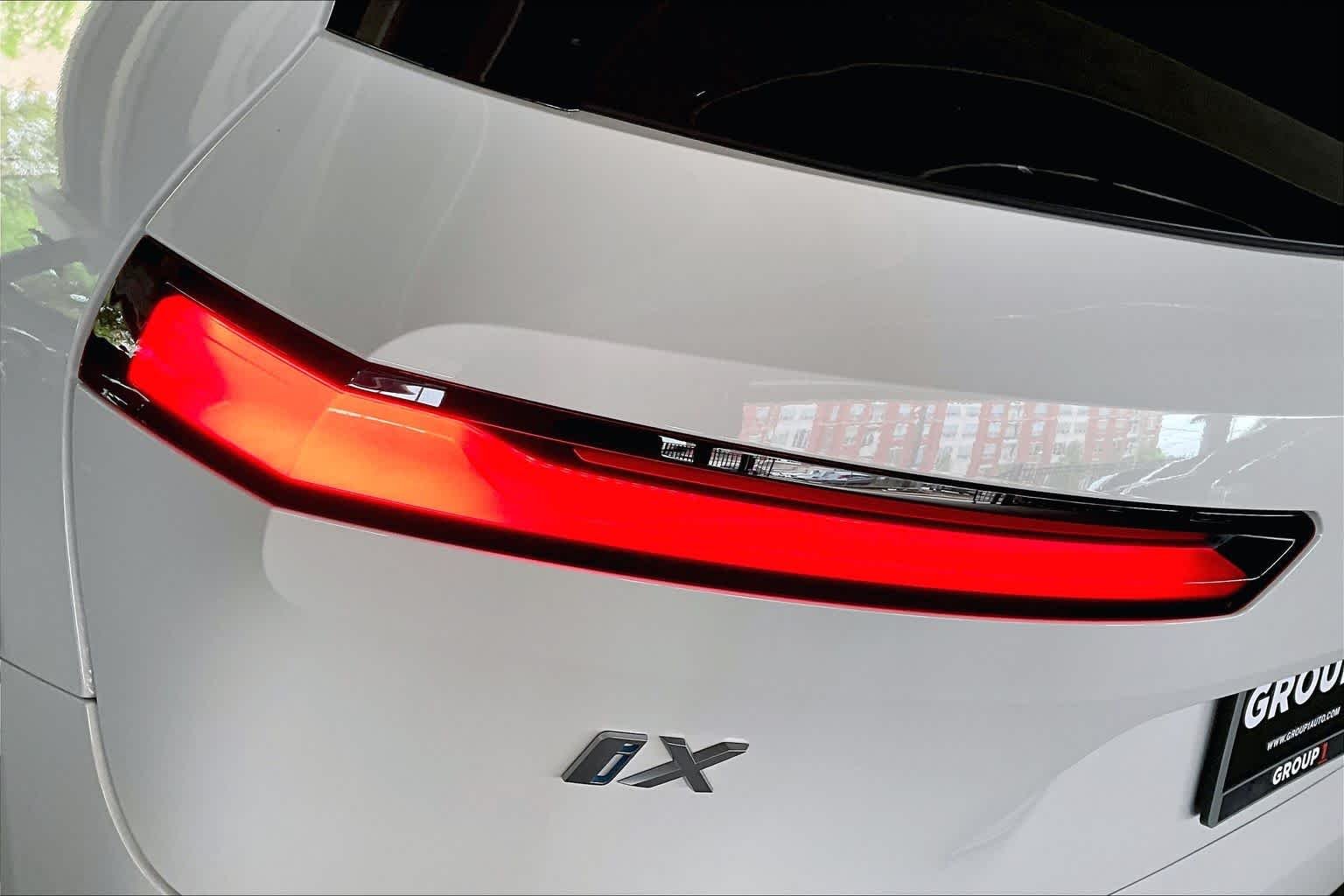 Used 2024 Alpine White BMW xDrive50 image 28