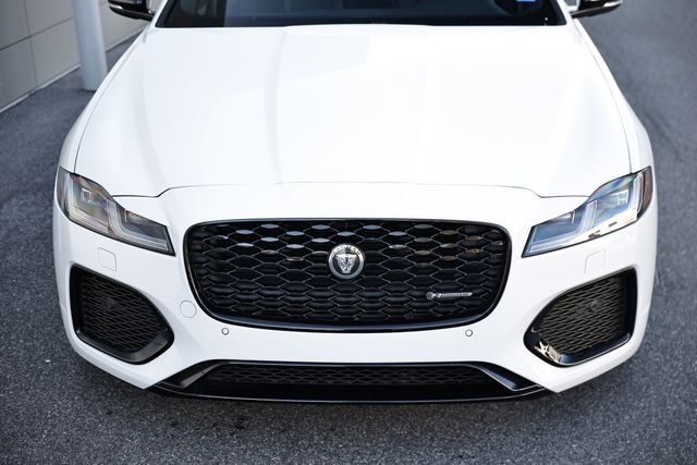 New 2024 Fuji White JAGUAR P300 R-DYNAMIC SE AWD image 18