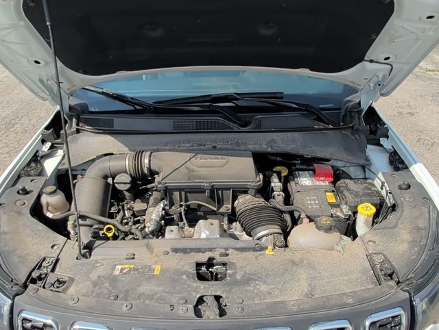 Used 2024 White Jeep Latitude image 30