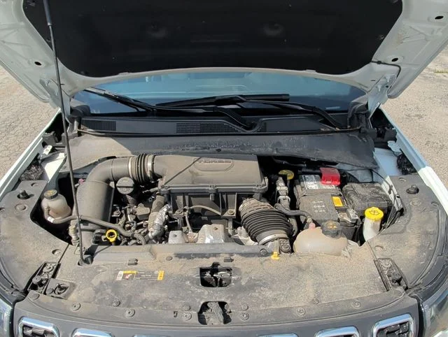 Used 2024 White/off-white Jeep Latitude image 30