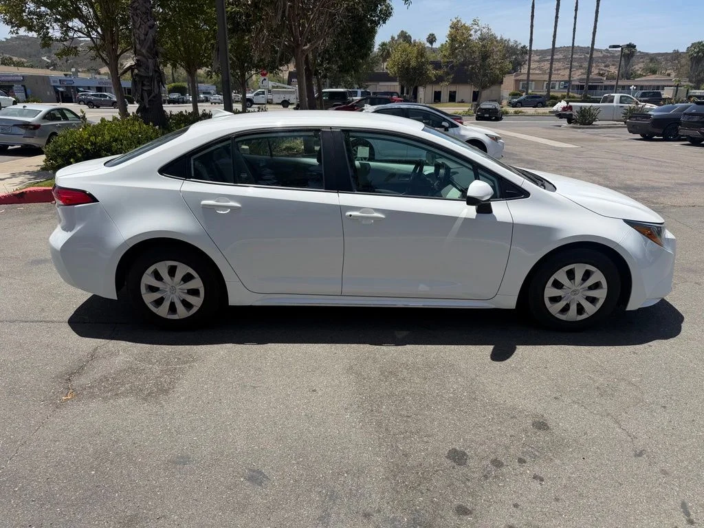 Used 2021 White Toyota L image 13