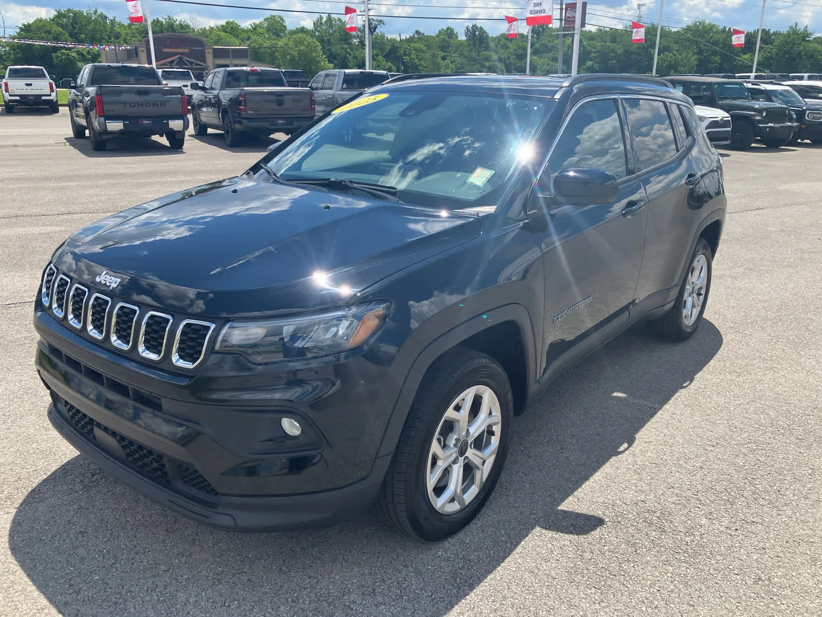 Used 2025 Diamond Black Crystal Pearlcoat Jeep Latitude image 3
