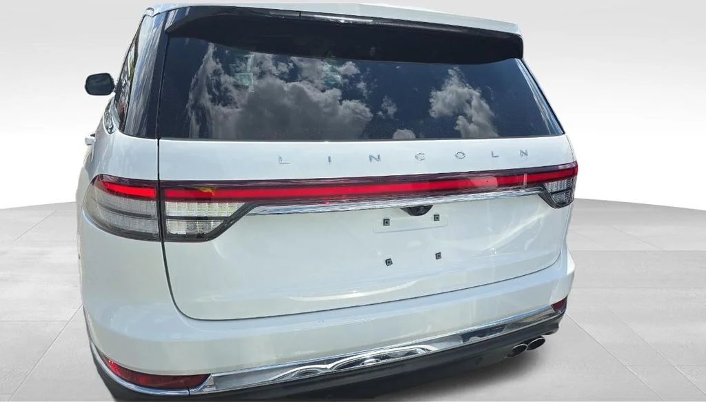 Used 2021 White Lincoln Reserve image 5