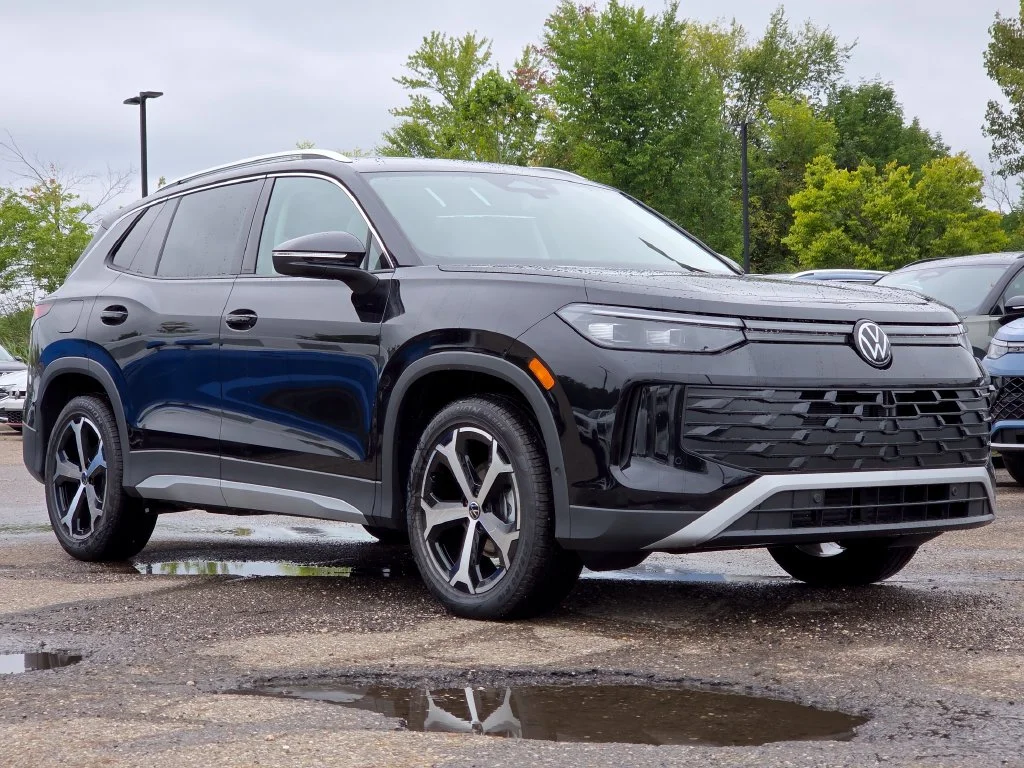 New 2026 Deep Black Pearl Volkswagen SE image 2
