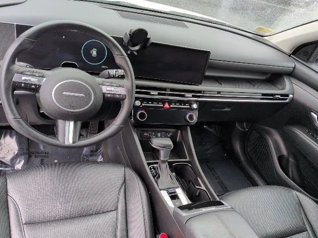 Used 2025 White Hyundai SEL Convenience image 13