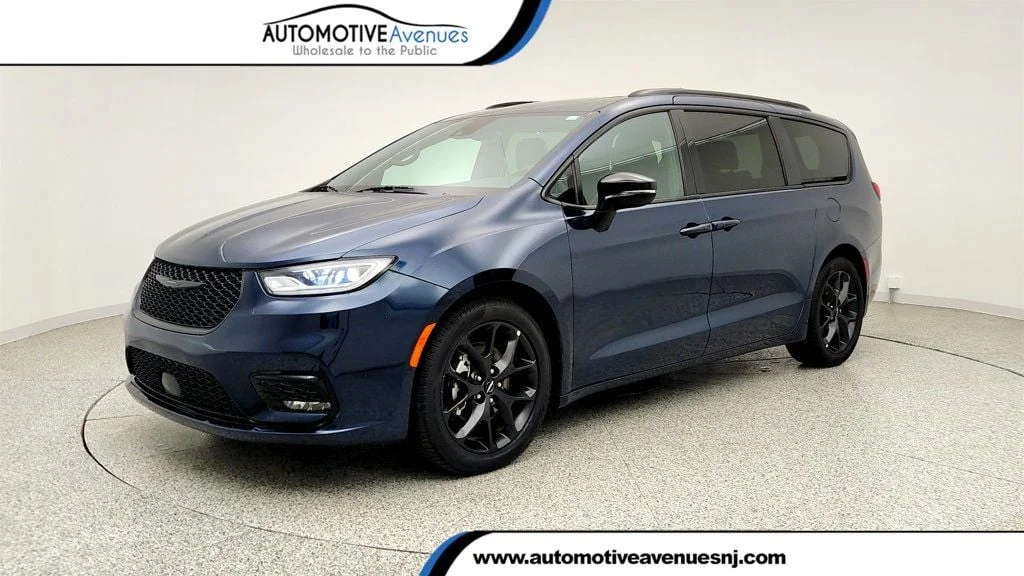 2025 Chrysler Pacifica Limited's photo